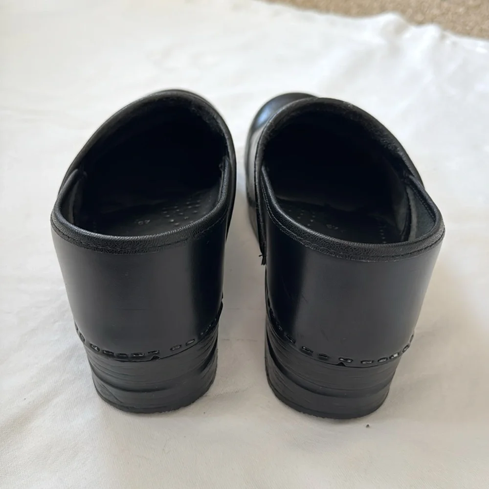 Dansko Professional black cabrio leather clogs, unisex size 43